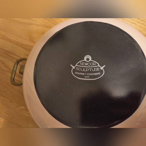 Newcor Sculpture vintage pink enamel covered pan - Picture 4 of 6